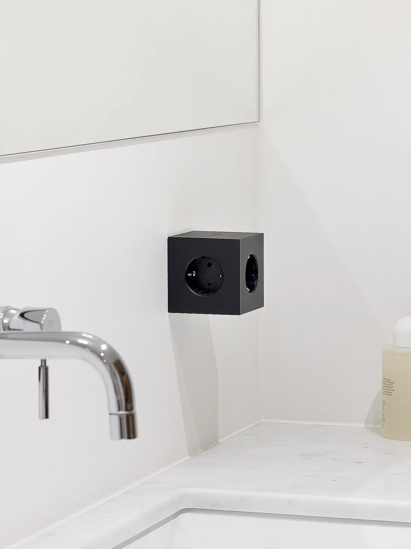 AVOLT | Mehrfachsteckdose Square 2 F Black | 